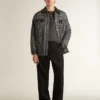 Chaqueta gris con diseño en espiga y detalles de cuero negro