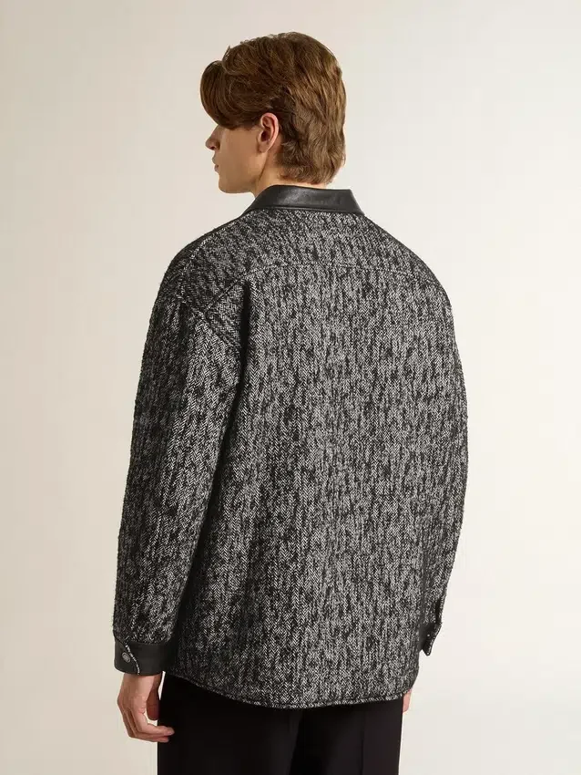 Chaqueta gris con diseño en espiga y detalles de cuero negro