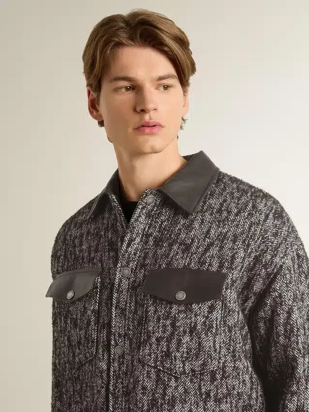 Chaqueta gris con diseño en espiga y detalles de cuero negro