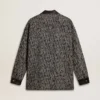 Chaqueta gris con diseño en espiga y detalles de cuero negro