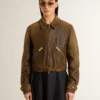 Chaqueta motera corta de cuero marrón para mujer con cremallera