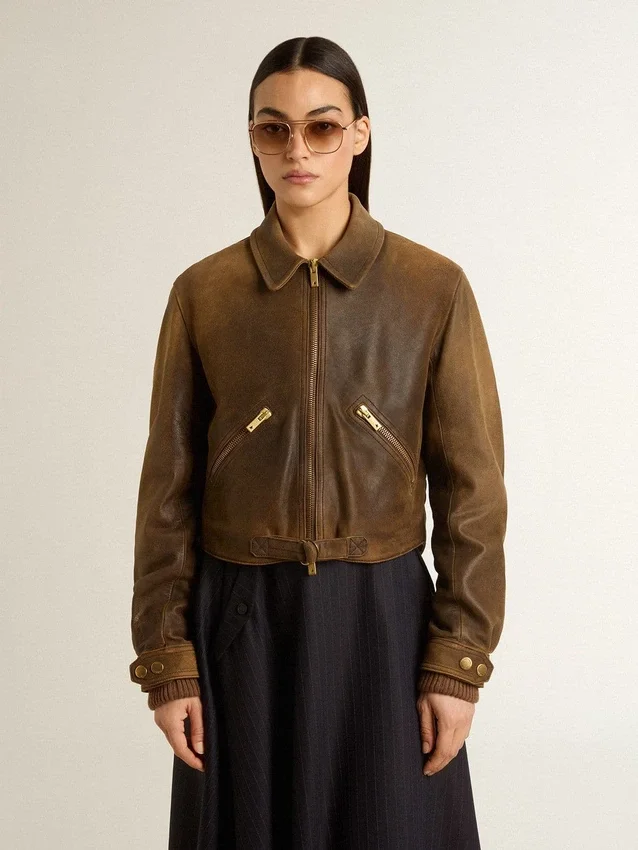 Chaqueta motera corta de cuero marrón para mujer con cremallera