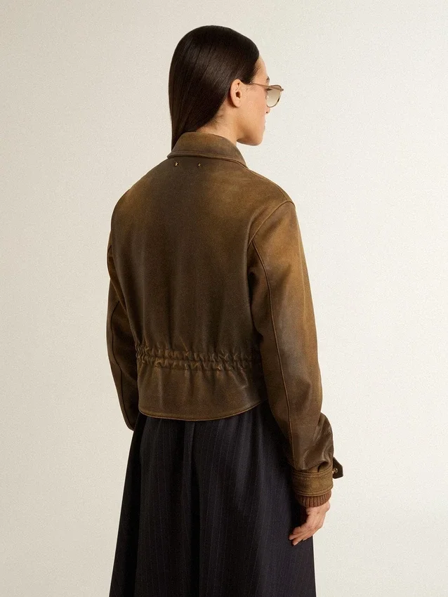 Chaqueta motera corta de cuero marrón para mujer con cremallera