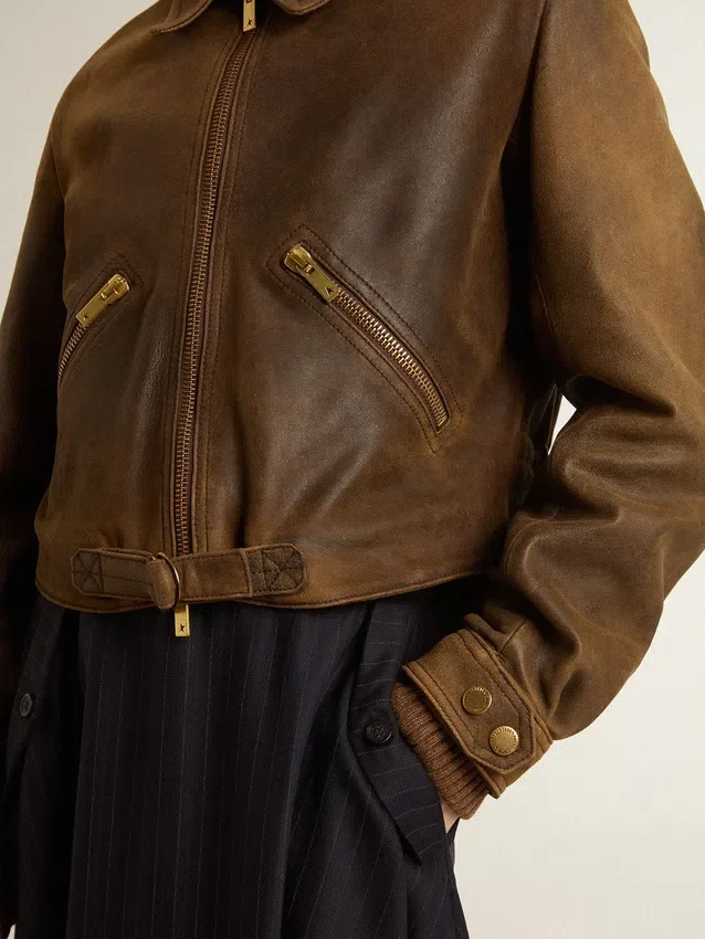 Chaqueta motera corta de cuero marrón para mujer con cremallera