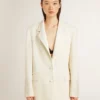 Chaqueta oversize de un solo pecho en blanco con efecto de seda y bordados