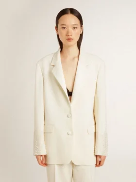 Chaqueta oversize de un solo pecho en blanco con efecto de seda y bordados