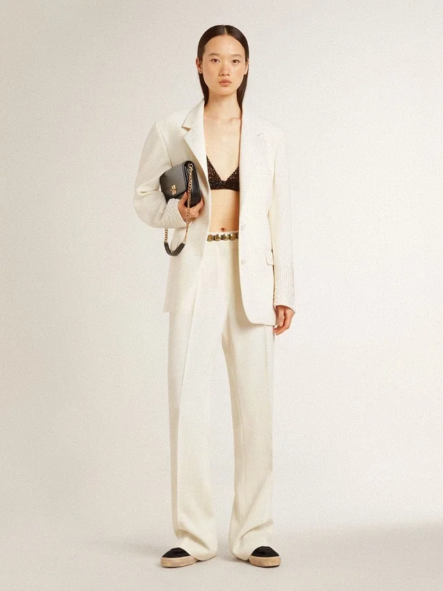Chaqueta oversize de un solo pecho en blanco con efecto de seda y bordados