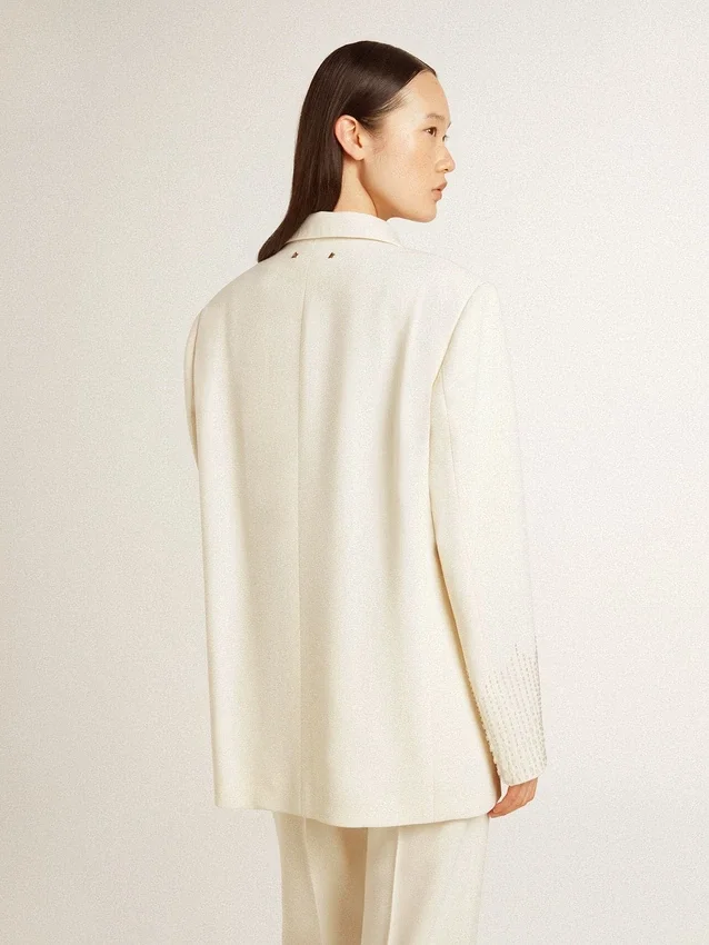 Chaqueta oversize de un solo pecho en blanco con efecto de seda y bordados