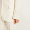 Chaqueta oversize de un solo pecho en blanco con efecto de seda y bordados