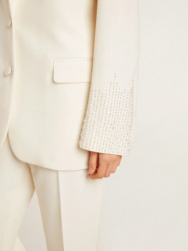 Chaqueta oversize de un solo pecho en blanco con efecto de seda y bordados