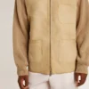 Chaqueta para hombre de cuero nobuk color travertino con mangas y espalda de mezcla de lana
