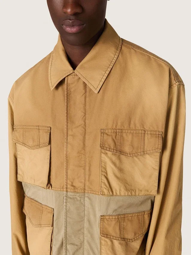 Chaqueta safari unisex de algodón en beige y verde militar con bolsillos extragrandes