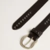 Cinturón de cuero negro con tachuelas