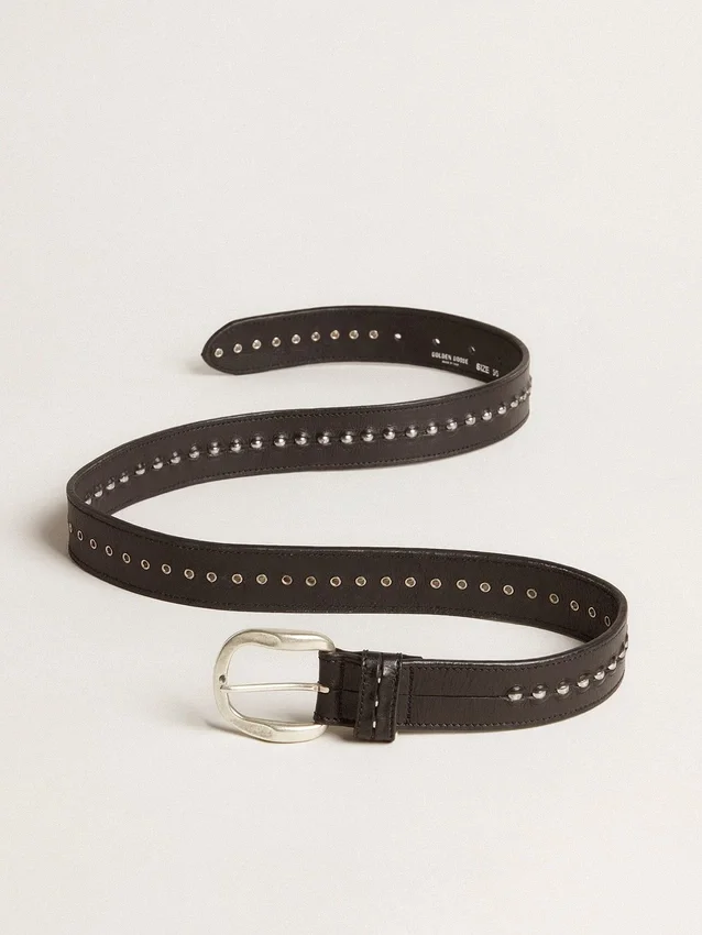 Cinturón de cuero negro con tachuelas