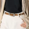 Cinturón delgado de encaje en nubuck color avellana con incrustaciones decorativas