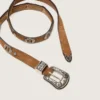 Cinturón delgado de encaje en nubuck color avellana con incrustaciones decorativas
