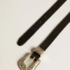 Cinturón negro de cuero lavado con hebilla color plata