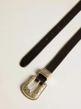Cinturón negro de cuero lavado con hebilla color plata