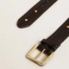 Cinturón negro para mujer de cuero lavado con tachuelas doradas