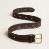 Cinturón negro para mujer de cuero lavado con tachuelas doradas