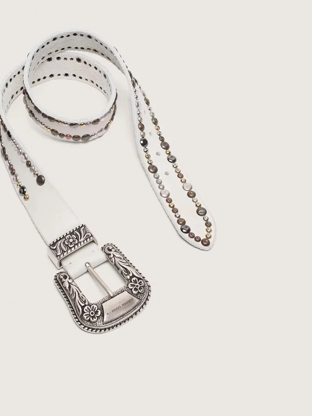 Cinturón para mujer de cuero blanco con tachuelas de colores