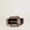 Cinturón para mujer de cuero negro con hebilla decorada en color plateado