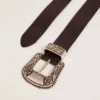 Cinturón para mujer de cuero negro con hebilla decorada en color plateado