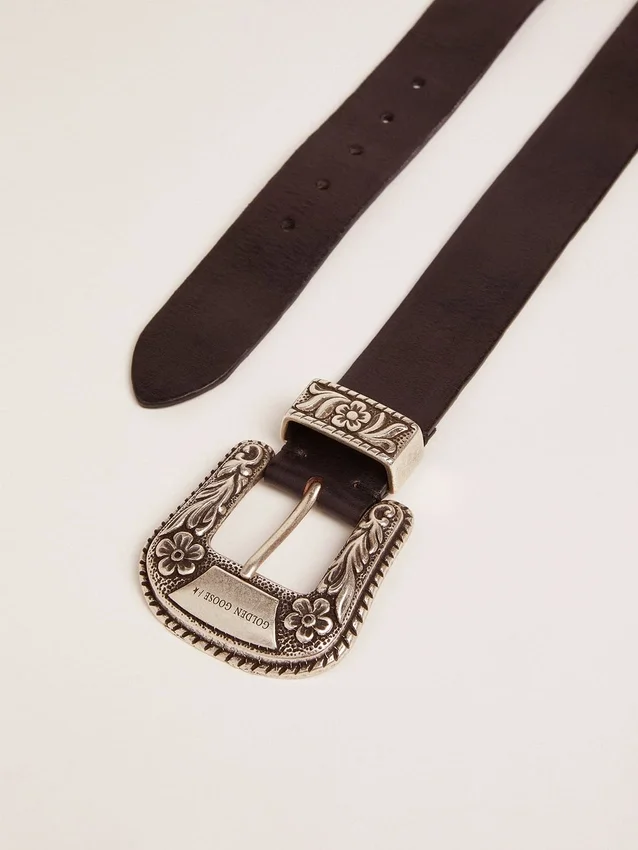 Cinturón para mujer de cuero negro con hebilla decorada en color plateado
