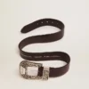 Cinturón para mujer de cuero negro con hebilla decorada en color plateado