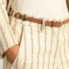 Cinturón Trinidad de cuero envejecido color beige con tachuelas maxi doradas