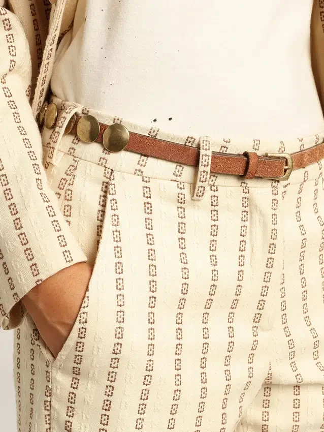 Cinturón Trinidad de cuero envejecido color beige con tachuelas maxi doradas