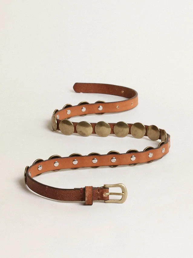 Cinturón Trinidad de cuero envejecido color beige con tachuelas maxi doradas