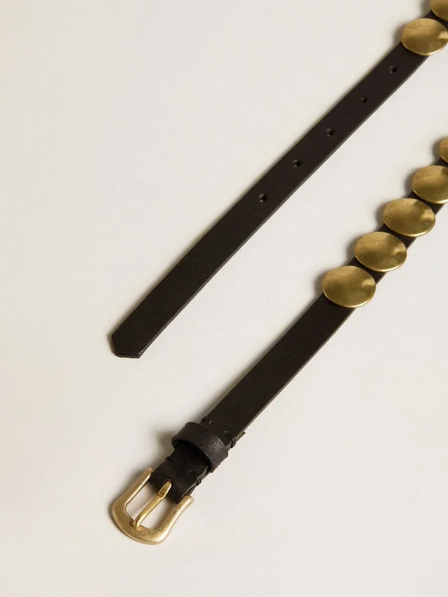 Cinturón Trinidad negro de cuero lavado con tachuelas doradas