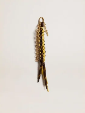 Colgante con cordones de senderismo anudados en amarillo y marrón con cadena