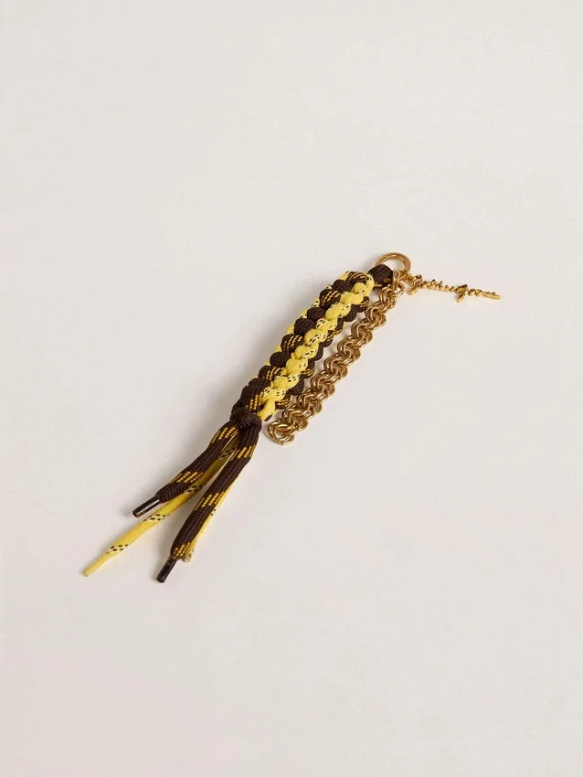 Colgante con cordones de senderismo anudados en amarillo y marrón con cadena