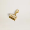 Colgante con forma de bolso de latón dorado con cristales
