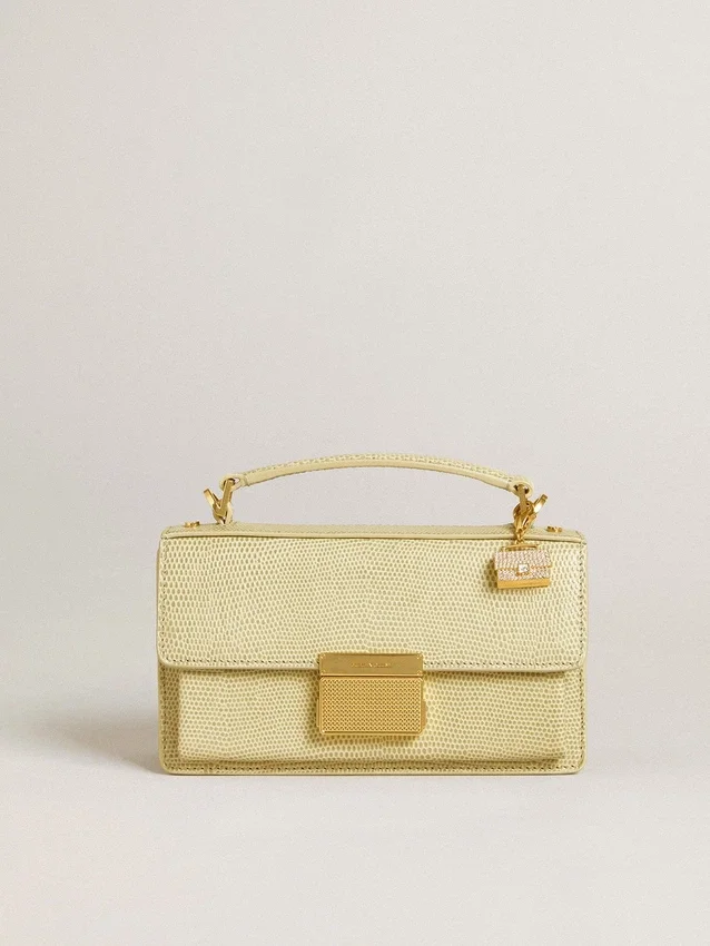 Colgante con forma de bolso de latón dorado con cristales