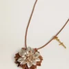 Colgante con forma de flor en cuero color canela y champán
