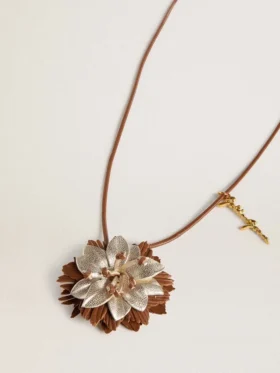 Colgante con forma de flor en cuero color canela y champán