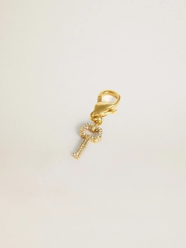 Colgante con forma de llave de latón dorado con cristales