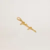 Colgante de latón dorado con la firma de golden goose