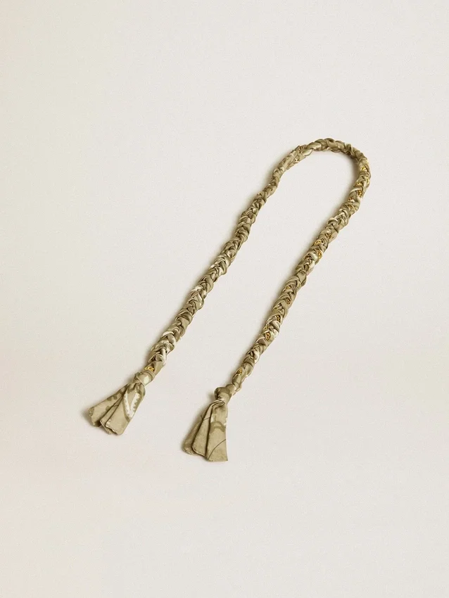 Colgante de tela trenzada gris paloma con cadena de latón