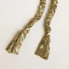 Colgante de tela trenzada gris paloma con cadena de latón