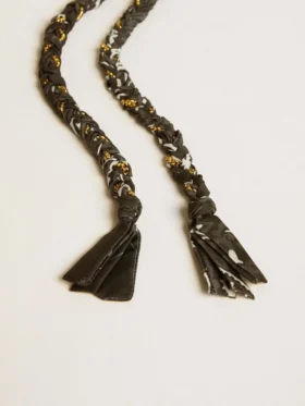Colgante de tela trenzada negra con cadena de latón