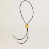 Collar con corbata bolo de Jewelmates en cuero negro con detalles de metal dorado antiguo