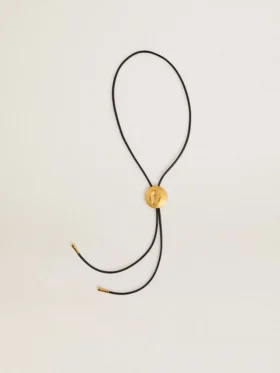 Collar con corbata bolo de Jewelmates en cuero negro con detalles de metal dorado antiguo