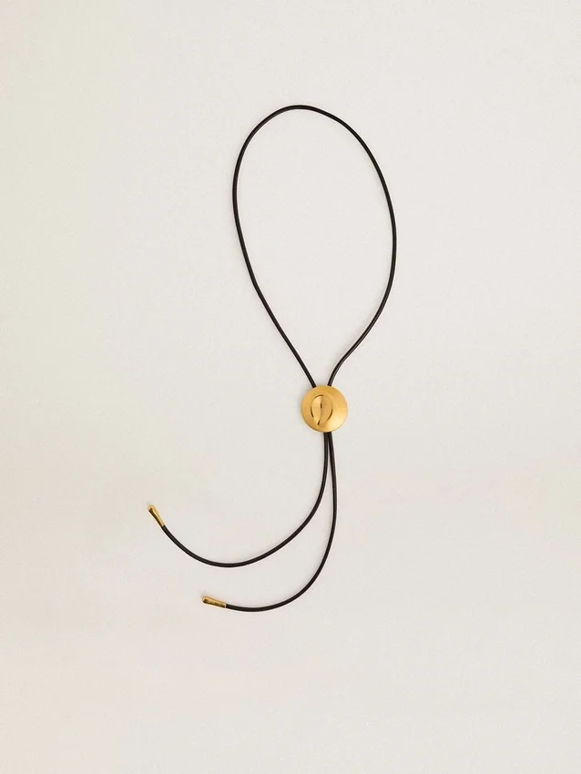 Collar con corbata bolo de Jewelmates en cuero negro con detalles de metal dorado antiguo