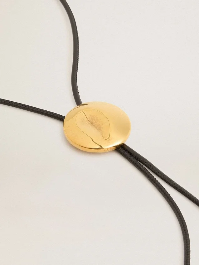 Collar con corbata bolo de Jewelmates en cuero negro con detalles de metal dorado antiguo