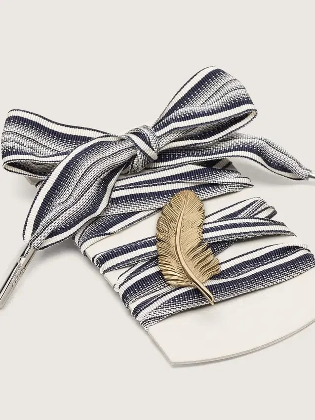 Cordones a rayas «Pieles» con diamante de pluma dorado