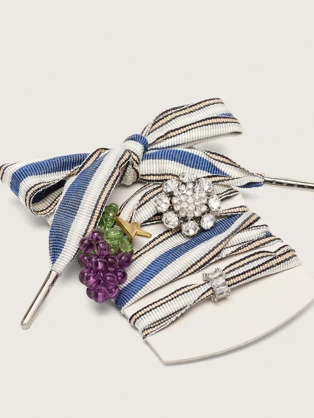 Cordones a rayas «Pieles» con dijes de uva y cristales